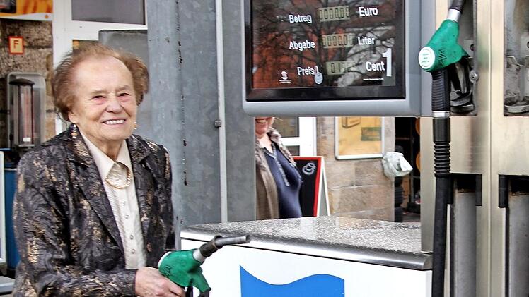 Ihren 95. Geburtstag feierte Eugenie Hümmer. Immer noch bedient sie täglich an der Tankstelle ihre Kunden mit einem freundlichen Lächeln. Foto: Günther Geiling