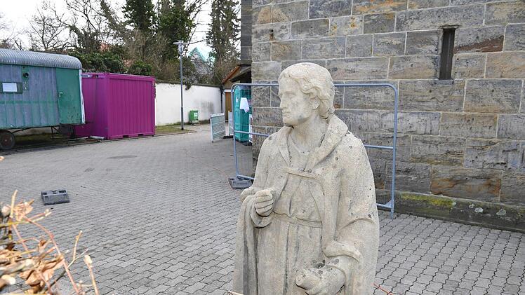 Beim Abbau des Ehrenmals in  Hallstadt. Foto: R. Rinklef