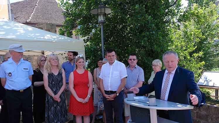 Der Bundeswehrstandort Hammelburg sei nicht mehr wegzudenken, betonte Landrat Thomas Bold (rechts). Foto: Gerd Schaar