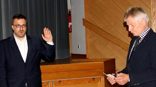 Als &auml;ltester Gemeinderat vereidigte Ludwig Bock (rechts) zu Beginn der konstituierenden Sitzung den ersten 30-j&auml;hrigen Steffen Kropp als neuen Ersten B&uuml;rgermeister der Marktgemeinde Rentweinsdorf. G&uuml;nther Geiling