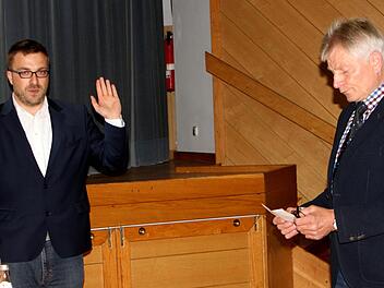 Als ältester Gemeinderat vereidigte Ludwig Bock (rechts) zu Beginn der konstituierenden Sitzung den ersten 30-jährigen Steffen Kropp als neuen Ersten Bürgermeister der Marktgemeinde Rentweinsdorf. Günther Geiling