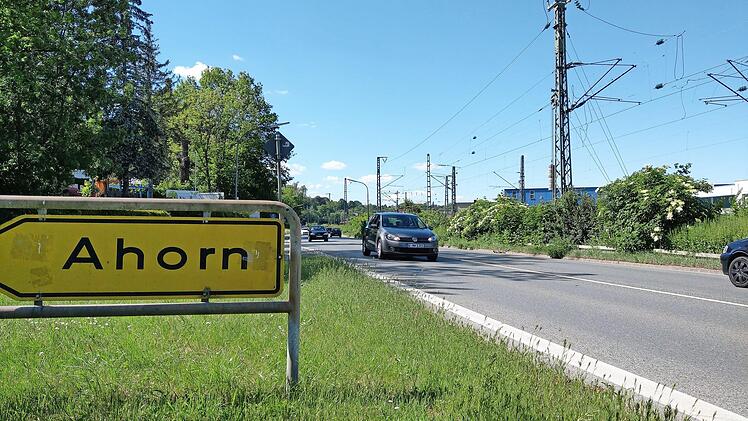 Die Einmündung Ahorner Berg soll mit dem Ausbau der B4 im Weichengereuth verbessert werden - doch wie? Die Planung des Staatlichen Bauamts sieht hier eine Ampel vor. Foto: Simone Bastian