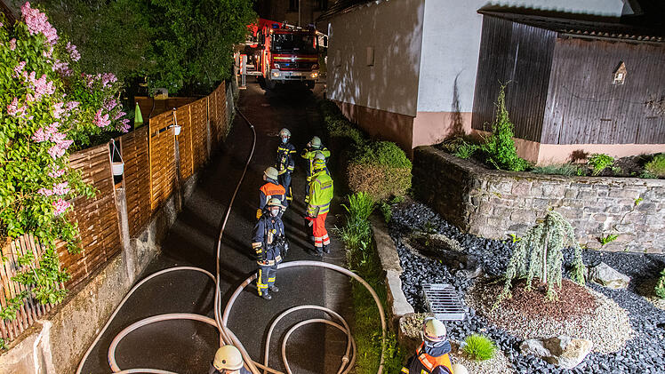 Einfamilienhaus in Vollbrand: 200 Kräfte kämpfen gegen Flammen