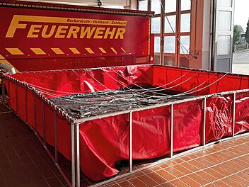 Der riesige Löschwasser-Faltbehälter des Kreisfeuerwehrverbandes Bad Kissingen wird in Burkardroth stationiert.