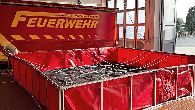 Der riesige Löschwasser-Faltbehälter des Kreisfeuerwehrverbandes Bad Kissingen wird in Burkardroth stationiert.