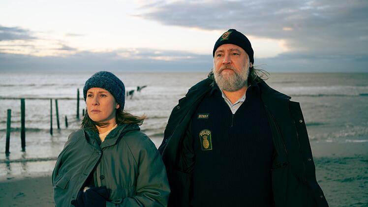 Ida S&ouml;rensen (Marlene Morreis) und ihr Kollege Magnus Vinter (Nicki von Tempelhoff) setzen Puzzleteil f&uuml;r Puzzleteil zusammen.