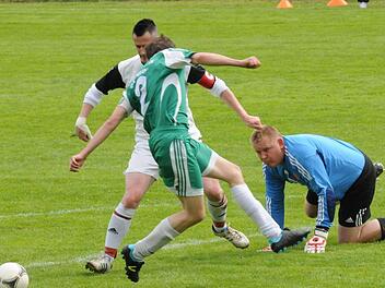 Als Oberwildfleckens Kapitän Robert Adam den Garitzer Tobias Alles und Keeper Günther Metz aussteigen lässt und auf 2:0 erhöht, wähnt sich der SCK auf der Siegesstraße. Foto: ssp
