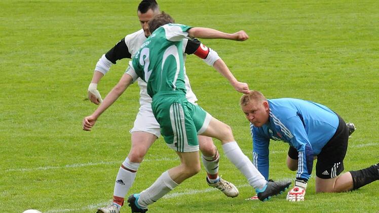 Als Oberwildfleckens Kapitän Robert Adam den Garitzer Tobias Alles und Keeper Günther Metz aussteigen lässt und auf 2:0 erhöht, wähnt sich der SCK auf der Siegesstraße. Foto: ssp