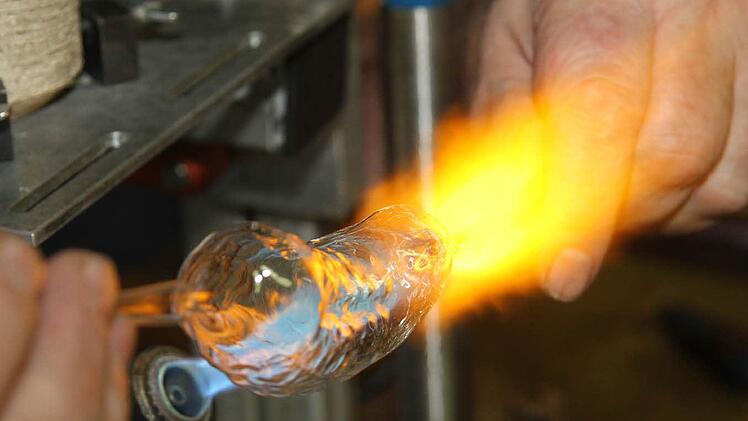 Bei mehr als 800 Grad werden die Enden der Weihnachtsgurken abgedreht.