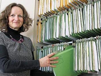 Auch im Computer-Zeitalter haben die alten Personalakten noch nicht ausgedient: Kerstin Heinisch, Leiterin der Haupt- und Personalverwaltung, nimmt einen der 347 Ordner aus dem Schrank. Foto: Ralf Ruppert
