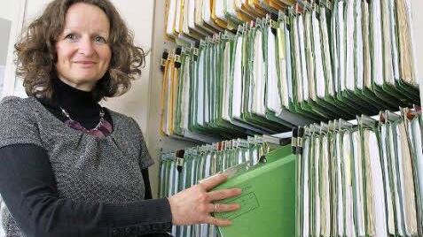 Auch im Computer-Zeitalter haben die alten Personalakten noch nicht ausgedient: Kerstin Heinisch, Leiterin der Haupt- und Personalverwaltung, nimmt einen der 347 Ordner aus dem Schrank. Foto: Ralf Ruppert