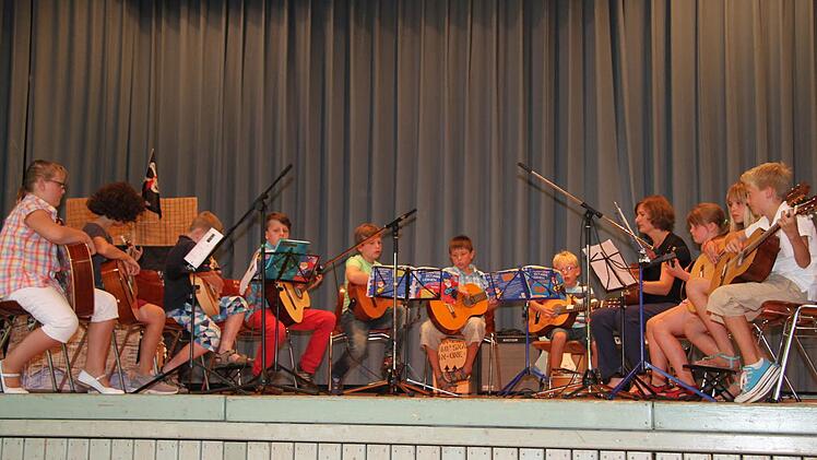Das Gitarrenensemble zeigte die ganze Vielfalt der Musik und spielte "Drunken Sailor" und "Hey Wickie".