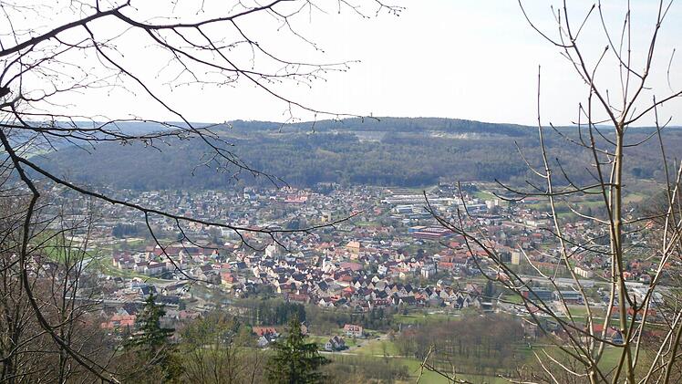 Vom Schlüsselstein aus liegt der Feuerstein breit hinter Ebermannstadt. Der geplante Tunnel würde in voller Länge durch den Bergrücken führen. Ganz am östlichen Rand des Fotos entstünde die Brücke über das Eschlipper Tal. Foto: Archiv