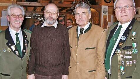 Schützenmeister Günter Fröhlich (rechts) gratuliert (von links) Alfred Meisner, Wolfgang Bayer und Georg Fronius zur 50-jährigen Mitgliedschaft.