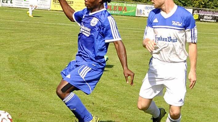 F&uuml;nfmal mussten der FC Mitwitz mit Spielertrainer Johannes M&uuml;ller (rechts) in dieser Saison schon mit einem Remis zufrieden sein, so auch gegen Stegaurach. L&auml;uft es heute in Schammelsdorf besser? Foto: Kalb