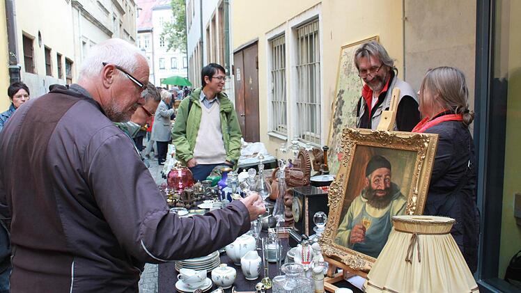 Beim Bamberger Antikmarkt kamen Liebhaber schöner alter Dinge voll auf ihre kosten. Foto: Michel Memmel