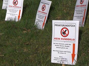 Protest unterm Willkommensschild.  Foto: Thomas Dill