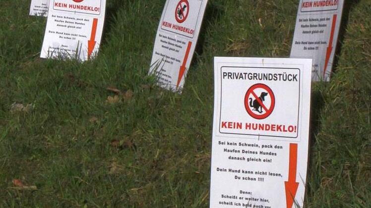 Protest unterm Willkommensschild.  Foto: Thomas Dill