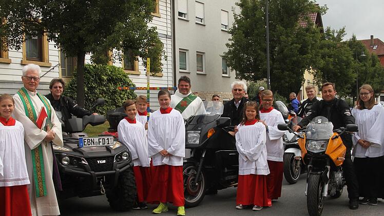 Pater Ludwig Schuhmann (links) und Diakon Joachim Stapf gaben den vielen Bikern den Segen mit auf ihren Weg.