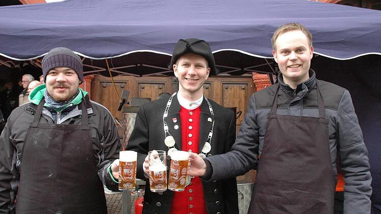 Ein Prost auf das heimische Bier! Auch der "Zeller Stammtischbräu" ist beim Genussfestival in Hofheim mit dabei und zeigt, wie man in einer mobilen Brauerei Bier braut.
