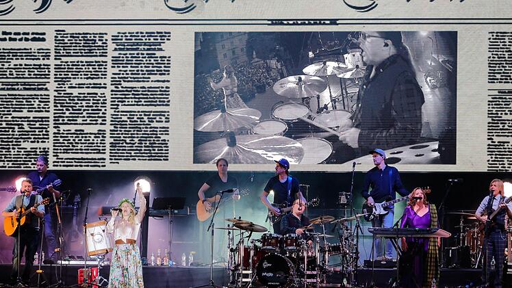 Bei ihrer Premiere in Coburg genossen die Mitglieder der Kelly Family die besondere Stimmung auf dem Schlossplatz.  Foto: Matthias Hoch