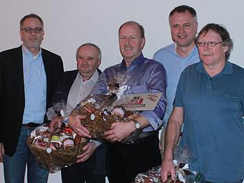 Feierstunde bei der Firma Bindrum: Geschäftsführer Klaus Hayer, Alexander Pinnecker, Leo Danz, Inhaber Patrick Bindrum, Norbert Wohlfart. Foto: Stefanie Baier-Bindrum