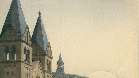 Blick von der Altstadt auf die evangelische Kirche und die Prinzregentenstraße, festgehalten auf einer zeitgenössischen Postkarte. Quelle: Sammlung Bötsch, Stadtarchiv Bad Kissingen