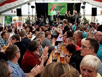 Besucher aus der gesamten Region pilgerten zur Geburtstagsfeier nach Weisendorf.  Fotos: Richard Sänger