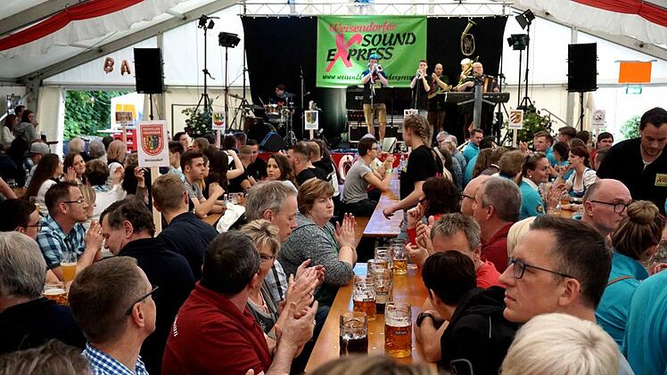 Besucher aus der gesamten Region pilgerten zur Geburtstagsfeier nach Weisendorf.  Fotos: Richard Sänger