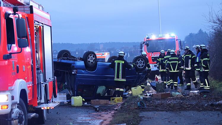 Schwerer Verkehrsunfall in Mittelfranken: Ein Kleinbus überschlug sich und blieb auf dem Dach liegen. Der Fahrer kam mit schweren Verletzungen in eine Klinik. Foto: News5 / Oßwald