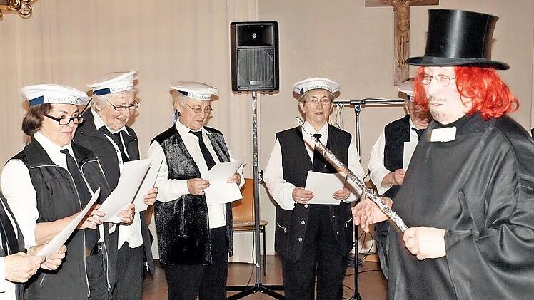 Besuchsdienst Fasching 2012: Als Wiener S&auml;ngerknaben traten die Frauen des Besuchsdienstes beim Fasching 2012 auf; links Rosi Hentschel und Marga Spranger und als Dirigent Ingrid Greim.