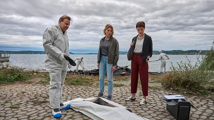 Gleich im ersten Fall gibt es eine verbrannte Leiche: Gregor Eisen (Ronald Kukulies) zeigt den Kommissarinnen Chiara Locatelli (Maria W&ouml;rdemann, rechts) und Doro Beitinger (Franziska Weisz) den Fundort.