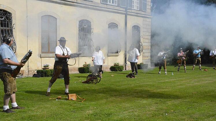 Mit Böllerschüssen wurde das Jubiläumsfest im Schloss-Areal eröffnet. Foto: Gerhard Schmidt