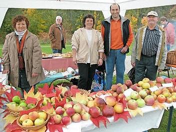 Am Sonntag, 12. Oktober, veranstaltet der Gartenbaukreisverband Kronach am Kreislehrgarten auf dem ehemaligen Landesgartenschaugelände in Kronach einen Apfelmarkt. Das Bild zeigt Mitglieder des Gartenbauvereins Neukenroth.  Foto: Gerd Fleischmann