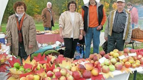 Am Sonntag, 12. Oktober, veranstaltet der Gartenbaukreisverband Kronach am Kreislehrgarten auf dem ehemaligen Landesgartenschaugelände in Kronach einen Apfelmarkt. Das Bild zeigt Mitglieder des Gartenbauvereins Neukenroth.  Foto: Gerd Fleischmann