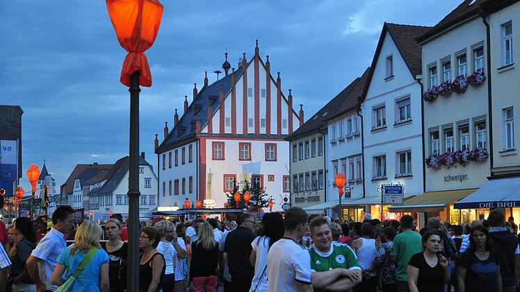 Gerade in der Nacht, wenn die Innenstadt von Haßfurt in ein orangefarbenes Licht getaucht ist, entfaltet sich ein besonderes Flair. Foto: Ulrike Langer/Archiv