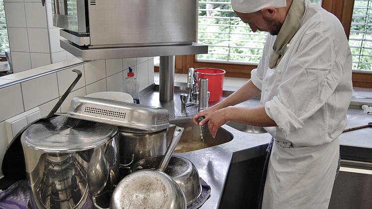 Nach der Kür die Pflicht: Auch das Abwaschen gehört zur Arbeit eines Kochs, weiß Johannes Hönig (22), Koch-Azubi im Gasthof Düring in Saal an der Saale. Foto: Sigismund von Dobschütz