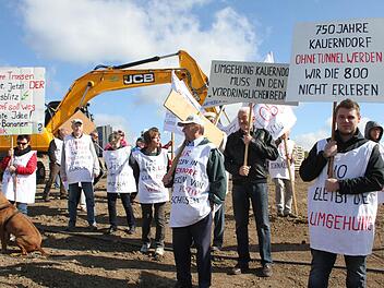 Die Sprüche auf den Plakaten sind deutlich: Kauerndorf macht sich dafür stark, dass die Politik sie jetzt nicht im Stich lässt - und dass nach dem Bau des ersten Abschnitts, Kauerndorf folgt. Vor allem kämpfen die Kauerndorfer dafür, dass die Ortsumfahrung von Kauerndorf auch im neuen Bundesverkehrswegeplan wieder unter der Kategorie "vordringlicher Bedarf" aufgenommen wird - und nicht unter ferner liefen. Foto: Sonny Adam