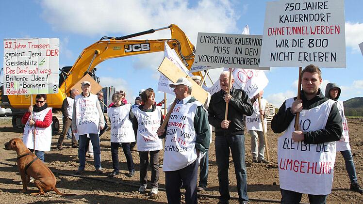Die Sprüche auf den Plakaten sind deutlich: Kauerndorf macht sich dafür stark, dass die Politik sie jetzt nicht im Stich lässt - und dass nach dem Bau des ersten Abschnitts, Kauerndorf folgt. Vor allem kämpfen die Kauerndorfer dafür, dass die Ortsumfahrung von Kauerndorf auch im neuen Bundesverkehrswegeplan wieder unter der Kategorie "vordringlicher Bedarf" aufgenommen wird - und nicht unter ferner liefen. Foto: Sonny Adam