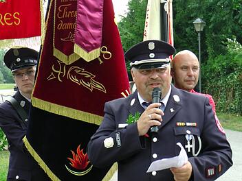 Bein Feuerwehrtag zeigte Haßfurts Feuerwehr, hier allen voran Kommandant,Martin Volpert, Flagge. Foto: Christian Licha