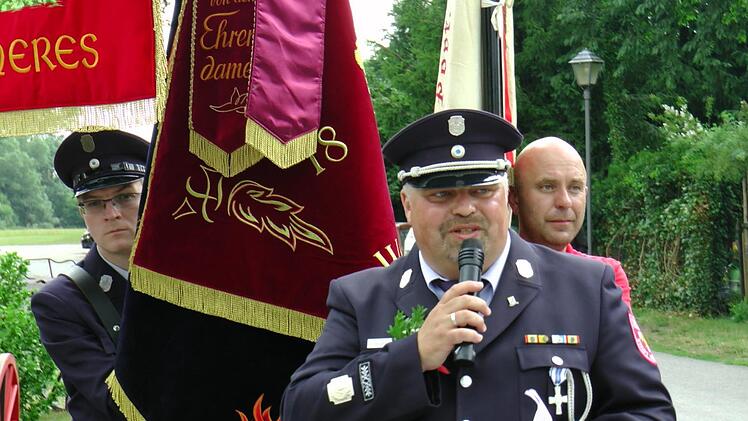 Bein Feuerwehrtag zeigte Haßfurts Feuerwehr, hier allen voran Kommandant,Martin Volpert, Flagge. Foto: Christian Licha