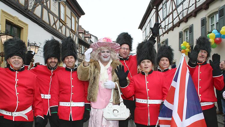 Hoher Besuch! Die Queen persönlich war mit ihren Leibwächtern gekommen. Oder war es am Ende nur Bernhard Jilke aus Westheim?