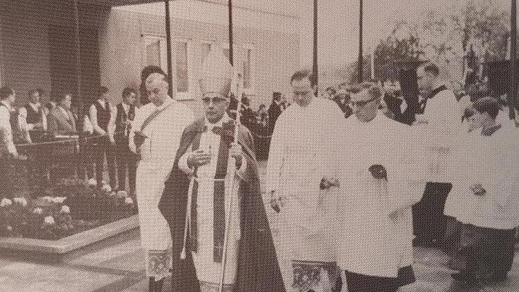 Bischof Stangl bei der Einweihung der Oerlenbacher Kirche vor 50 Jahren. Repro Heike Beudert