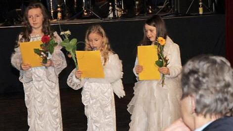 Auftritt der drei Weihnachtsengel Franziska, Maja und Sophia