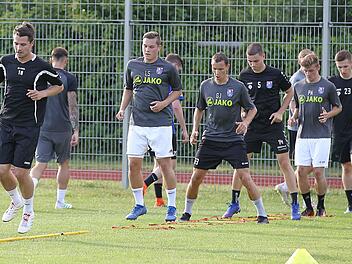 Neuzugang und Co-Trainer Nicolas Görtler (links) geht voraus: Am Montagt absoliverte der FC Eintracht Bamberg seine erste Trainingseinheit, am Donnerstag steigt um 17.30 Uhr das Testspiel gegen die SpVgg Bayreuth. Foto: sportpress