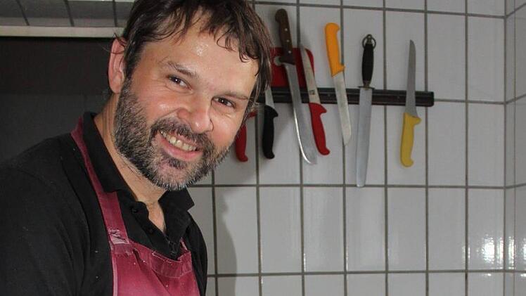 Frank Krappmann legt die Ententeile bereit. Foto: Popp
