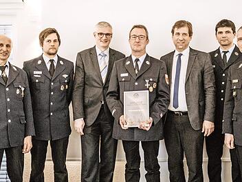 Bei der Ehrung (von links): Kreisbrandmeister Willi Hofmann, Kommandant Siegfried Iglhaut, Vorsitzender Marco Weichert, geschäftsführender Bürgermeister Bernd Ruppert, Erwin Ismaier, Landrat Hermann Ulm, Zweiter Vorsitzender Bernd Müller, Kreisbrandrat Oliver Flake und Kreisbrandinspektor Johannes Schmitt  Foto: privat