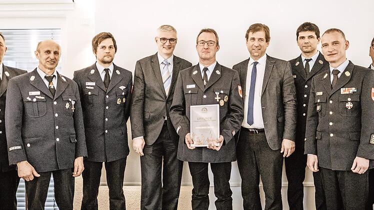 Bei der Ehrung (von links): Kreisbrandmeister Willi Hofmann, Kommandant Siegfried Iglhaut, Vorsitzender Marco Weichert, geschäftsführender Bürgermeister Bernd Ruppert, Erwin Ismaier, Landrat Hermann Ulm, Zweiter Vorsitzender Bernd Müller, Kreisbrandrat Oliver Flake und Kreisbrandinspektor Johannes Schmitt  Foto: privat