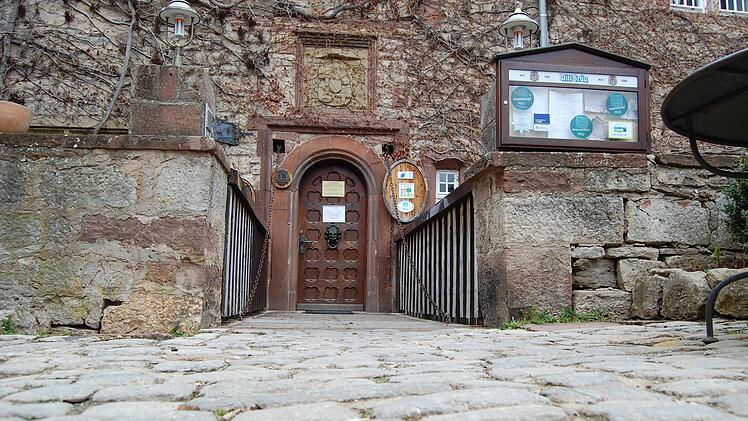 Der Zugang zu Schloss Saaleck ist holprig. Seit Jahren bietet der Zustand des Innenhofes Diskussionsstoff.