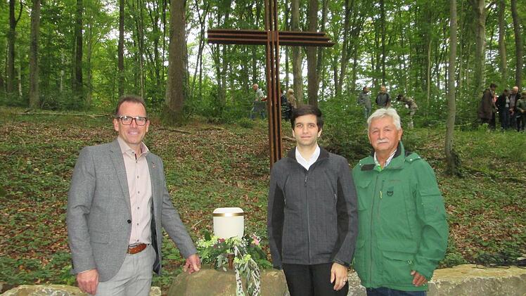 Bürgermeister René Gerner, Diakon Thomas Wolf und Altbürgermeister Peter Hart (von links) sind sich sicher: Der Naturfriedhof ist ein Gewinn für Fuchsstadt.